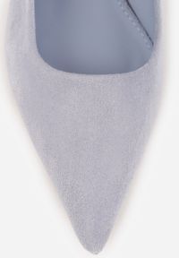 Born2be - Niebieskie Czółenka z Imitacji Zamszu na Kaczuszce z Odkrytą Piętą Raeneh. Nosek buta: szpiczasty. Zapięcie: sprzączka. Kolor: niebieski. Materiał: zamsz. Sezon: lato. Obcas: na szpilce. Styl: klasyczny. Wysokość obcasa: średni #3