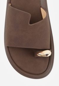 Born2be - Brązowe Klapki Typu Japonki z Metaliczną Ozdobą Samrina. Okazja: na co dzień. Kolor: brązowy. Materiał: jeans, koronka. Wzór: aplikacja. Sezon: lato. Styl: casual #9