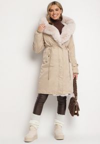 Born2be - Jasnobeżowa Kurtka Parka z Kapturem Futrzaną Wyściółką i Ściągaczem w Talii Semarien. Okazja: na co dzień. Typ kołnierza: kaptur. Kolor: beżowy. Materiał: futro. Długość rękawa: długi rękaw. Długość: długie. Styl: casual, klasyczny #6