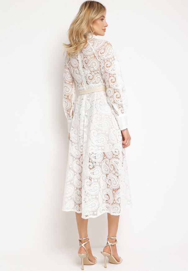 Born2be - Biała Sukienka Eudoreia. Typ kołnierza: kołnierzyk stójkowy. Kolor: biały. Wzór: ażurowy, aplikacja. Typ sukienki: rozkloszowane. Materiał: materiał, bawełna, koronka. Długość rękawa: długi rękaw. Sezon: lato. Styl: boho, elegancki. Długość: midi