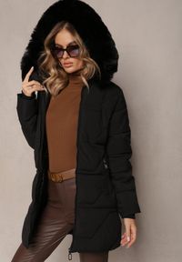 Renee - Czarna Pikowana Kurtka z Kapturem i Ozdobnym Futerkiem Zepiola. Okazja: na spacer. Typ kołnierza: kaptur. Kolor: czarny. Materiał: futro. Styl: elegancki #2