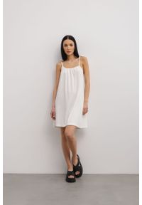 Marsala - Sukienka FROTTE w kolorze CLASSIC WHITE - GABBY-S/M. Kolor: biały. Materiał: wiskoza, materiał, poliester. Wzór: gładki. Typ sukienki: w kształcie A. Długość: mini