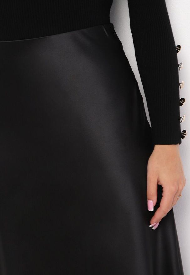 Born2be - Czarna Rozkloszowana Midi Spódnica Satynowa Zapinana na Suwak z Gumką w Pasie Williwarne. Okazja: na co dzień, na spotkanie biznesowe, do pracy. Kolor: czarny. Materiał: satyna. Styl: casual, biznesowy