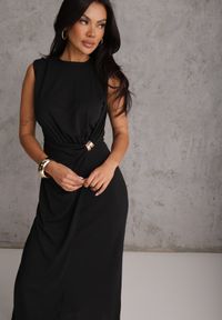 Renee - Czarna Koktajlowa Sukienka Taliowana z Marszczeniami i Metaliczną Ozdobą Zellnixi. Kolor: czarny. Wzór: aplikacja. Styl: wizytowy #1