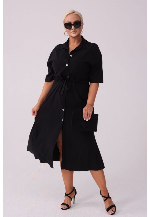 Moda Size Plus Iwanek - Elegancka czarna sukienka szmizjerka Giulia PLUS SIZE OVERSIZE XXL. Okazja: na spotkanie biznesowe. Kolekcja: plus size. Kolor: czarny. Materiał: tkanina, wiskoza. Typ sukienki: szmizjerki, dla puszystych, oversize. Styl: elegancki. Długość: midi