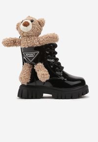 Born2be - Czarne Lakierowane Botki Workery na Tłoczonej Podeszwie z Aplikacją Misia w Kieszonce Ivarita. Okazja: na uczelnię, na co dzień. Kolor: czarny. Materiał: lakier. Szerokość cholewki: normalna. Wzór: aplikacja. Styl: klasyczny, młodzieżowy, casual, elegancki