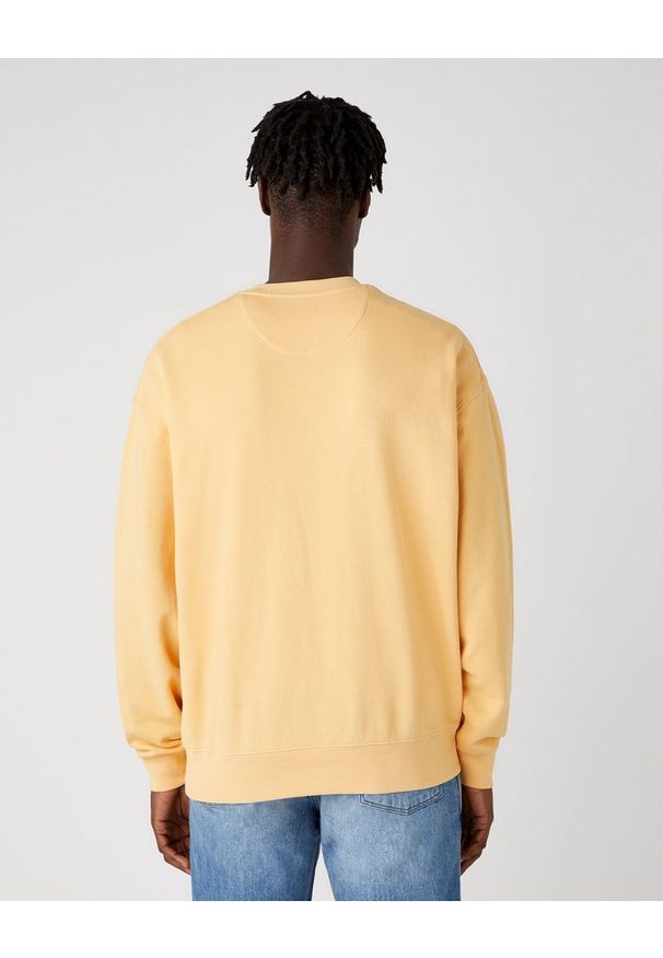 Wrangler - MĘSKA BLUZA WRANGLER BADGE CREW LOVELY MANGO W6E5HAA11 112130730