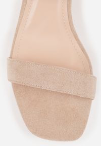 Renee - Ciemnobeżowe Sandały na Słupkowym Obcasie z Cienkim Paskiem ze Sprzączką Ferrisa. Okazja: na imprezę, na randkę, na wesele, na spotkanie biznesowe, na ślub cywilny. Zapięcie: pasek. Kolor: beżowy. Obcas: na obcasie. Styl: elegancki, biznesowy, klasyczny. Wysokość obcasa: średni #4