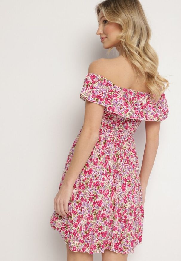 Born2be - Różowa Sukienka z Bawełny Typu Hiszpanka z Falbankami w Kwiaty Aenne. Okazja: na spacer, na imprezę. Typ kołnierza: kołnierz z falbankami, dekolt hiszpanka. Kolor: różowy. Materiał: bawełna. Wzór: kwiaty. Sezon: lato. Styl: elegancki