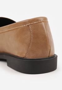 Renee - Ciemnobeżowe Mokasyny Vices z Marszczeniem i Wkładką ze Skóry Naturalnej Mestia. Okazja: na co dzień. Kolor: beżowy. Materiał: skóra. Styl: casual, elegancki, klasyczny #8