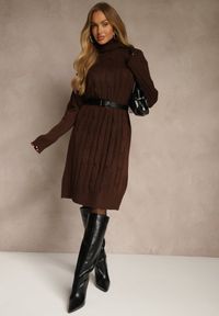 Renee - Brązowa Sukienka Sweterkowa z Golfem Wełną Bawełną i Ozdobnym Splotem Reilenea. Okazja: na imprezę. Typ kołnierza: golf. Kolor: brązowy. Materiał: wełna, bawełna. Wzór: ze splotem. Styl: elegancki #5