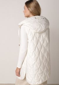 Born2be - Biała Pikowana Kamizelka o Długim Kroju z Nieodpinanym Kapturem w Romby Dephice. Okazja: na co dzień. Typ kołnierza: kaptur. Kolor: biały. Materiał: jeans, materiał. Długość: długie. Styl: casual, elegancki #4