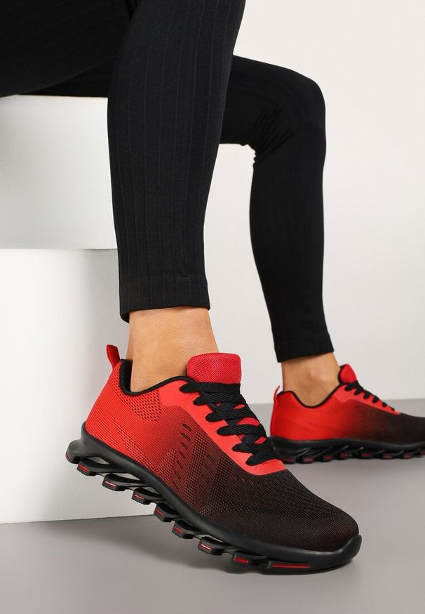 Born2be - Czarno-Czerwone Buty Sportowe Sneakersy z Tłoczoną Podeszwą Leathrose. Okazja: na co dzień. Zapięcie: sznurówki. Kolor: czarny. Materiał: jeans. Sezon: lato, wiosna