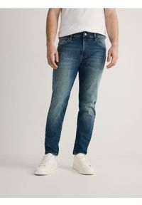 Reserved - Jeansy carrot slim z efektem sprania - indigo jeans