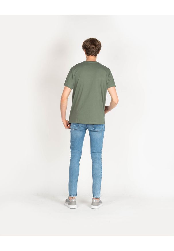Pepe Jeans T-shirt "Andres" | PM507727 | Andres | Mężczyzna | Zielony. Kolor: zielony. Materiał: bawełna. Wzór: nadruk, aplikacja, haft