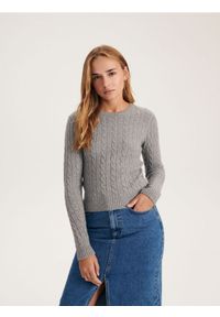 Reserved - Sweter o warkoczowym splocie - jasnoszary. Kolor: szary. Materiał: dzianina, wiskoza. Wzór: ze splotem