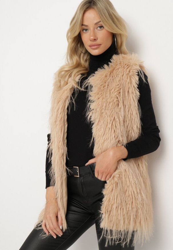 Born2be - Beżowa Kamizelka Futrzana ze Wsuwanymi Kieszeniami Venzira. Okazja: na co dzień. Kolor: beżowy. Materiał: futro. Wzór: aplikacja. Styl: casual, elegancki