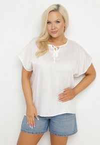 Born2be - Biała Bluzka z Wiskozą Wiązana przy Dekolcie Dovarelle. Okazja: na co dzień. Kolekcja: plus size. Kolor: biały. Materiał: wiskoza. Długość rękawa: krótki rękaw. Długość: krótkie. Styl: casual, elegancki #7