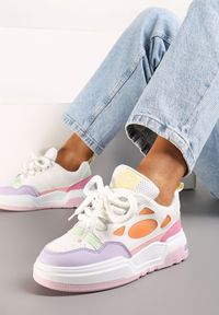 Renee - Biało-Różowe Sneakersy na Niskiej Platformie z Grubymi Sznurowadłami Odellia. Okazja: na co dzień. Kolor: biały. Materiał: jeans. Obcas: na platformie #1