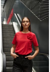 MOODO - Bawełniana bluzka z aplikacją czerwona. Kolor: czerwony. Materiał: bawełna. Wzór: aplikacja #1