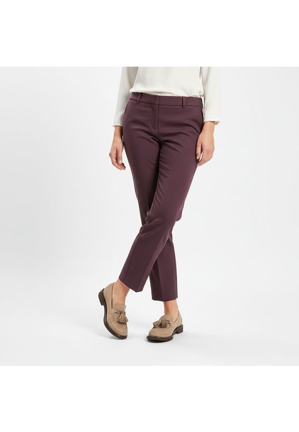 Mokasyny beżowe Armodo, z miękką cholewką i dekoracyjnymi chwostami na przodzie osadzone na niskim stabilnym obcasie zapewniają wygodę, beżowe, 1726. Kolor: beżowy. Materiał: nubuk. Szerokość cholewki: normalna. Obcas: na obcasie. Styl: elegancki, klasyczny. Wysokość obcasa: średni