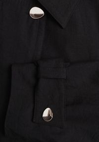 Born2be - Czarna Bawełniano-Wiskozowa Kurtka Typu Krótki Trencz z Ozdobnym Guzikiem Dafena. Okazja: na co dzień, na spotkanie biznesowe, do pracy. Kolor: czarny. Materiał: wiskoza, bawełna. Długość: krótkie. Styl: casual, biznesowy, elegancki, klasyczny #3