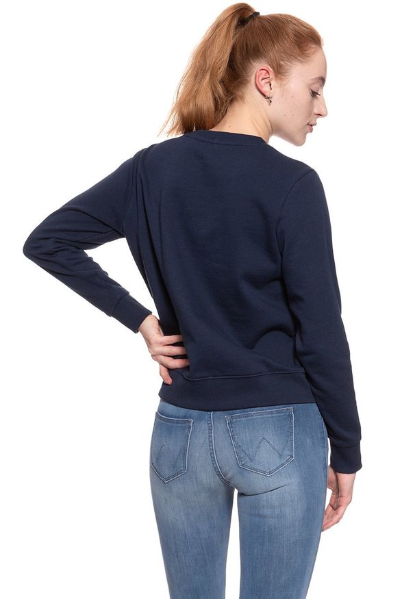 Wrangler - BLUZA WRANGLER DAMSKA LOGO CREW NAVY W6087HY35 112130466. Okazja: na imprezę, na co dzień, na randkę, na spacer. Materiał: jeans, materiał, bawełna, guma. Długość rękawa: długi rękaw. Długość: krótkie. Wzór: napisy, nadruk, aplikacja. Sezon: lato. Styl: casual