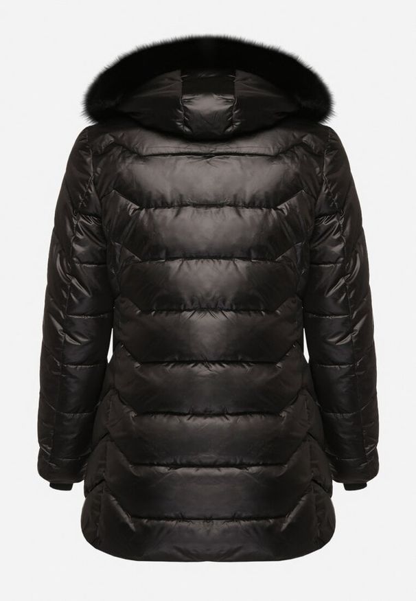 Born2be - Czarna Kurtka z Pikowanymi Przeszyciami i Odpinanym Futerkiem przy Kapturze Vensie. Okazja: na co dzień. Kolekcja: plus size. Kolor: czarny. Materiał: futro. Styl: klasyczny, casual, elegancki