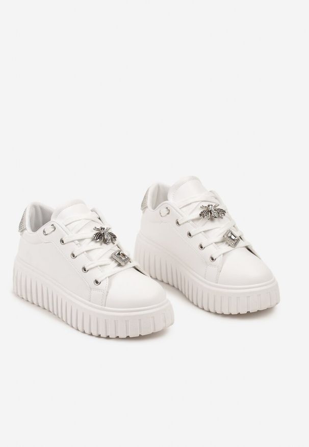 Renee - Biało-Srebrne Sneakersy na Platformie Ozdobione Metaliczną Wstawką i Aplikacjami z Cyrkonii Qulina. Nosek buta: okrągły. Zapięcie: sznurówki. Kolor: biały. Materiał: materiał. Wzór: aplikacja. Obcas: na platformie. Wysokość obcasa: średni