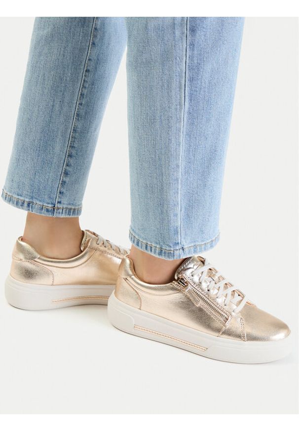 Clarks Sneakersy Hollyrose Zip 26185916 Złoty. Kolor: złoty. Materiał: skóra