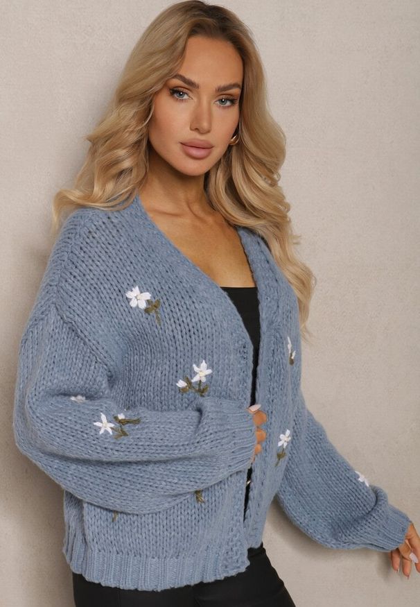 Renee - Niebieski Kardigan w Kwiatowe Aplikacje z Zapięciem na Elegancką Agrafkę Patista. Okazja: do pracy, na co dzień. Kolor: niebieski. Materiał: bawełna. Wzór: aplikacja, kwiaty. Styl: elegancki