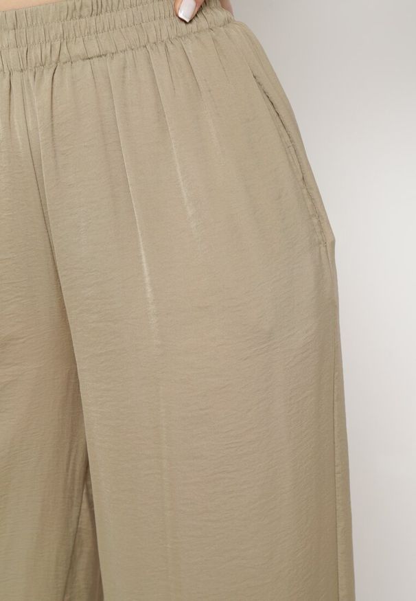 Born2be - Zielone Spodnie z Szerokimi Nogawkami i Gumką w Pasie Myrddin. Okazja: na co dzień. Kolor: zielony. Sezon: wiosna, lato. Styl: casual