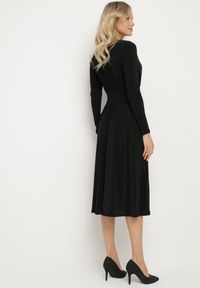 Born2be - Zielona Taliowana Sukienka z Wiskozą o Rozkloszowanym Kroju Zdobiona Metaliczną Nicią Mesinae. Okazja: do pracy, na spotkanie biznesowe. Typ kołnierza: dekolt w kształcie V. Kolor: zielony. Materiał: wiskoza. Długość rękawa: długi rękaw. Wzór: aplikacja. Typ sukienki: rozkloszowane. Styl: wizytowy, glamour, elegancki, biznesowy #7