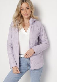 Born2be - Jasnofioletowa Pikowana Kurtka z Odpinanym Kapturem Noridi. Okazja: na co dzień. Kolor: fioletowy. Materiał: jeans. Styl: klasyczny, casual, elegancki #6