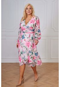 Moda Size Plus Iwanek - Koktajlowa sukienka Sofia w kwiaty PLUS SIZE XXL. Typ kołnierza: dekolt w kształcie V. Kolekcja: plus size. Materiał: poliester, elastan, tkanina. Wzór: kwiaty. Sezon: wiosna. Typ sukienki: dla puszystych. Styl: wizytowy. Długość: midi