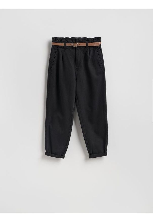 Reserved - Jeansy paperbag z paskiem - czarny. Kolor: czarny