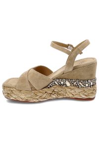 Beżowe Sandały Alma En Pena Eleganckie Buty Na Koturnie. Okazja: na spacer, na co dzień. Zapięcie: pasek, sprzączka. Kolor: beżowy. Szerokość cholewki: normalna. Wzór: paski, aplikacja. Materiał: zamsz, dziergany, skóra. Sezon: lato. Obcas: na koturnie. Styl: elegancki. Wysokość obcasa: średni #6