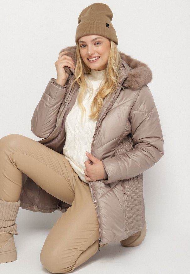 Born2be - Ciemnobeżowa Kurtka z Pikowanymi Przeszyciami i Kapturem z Futerkiem Vevea. Okazja: na spacer, do pracy, na co dzień, na spotkanie biznesowe. Kolekcja: plus size. Kolor: beżowy. Materiał: futro. Styl: elegancki, casual, biznesowy