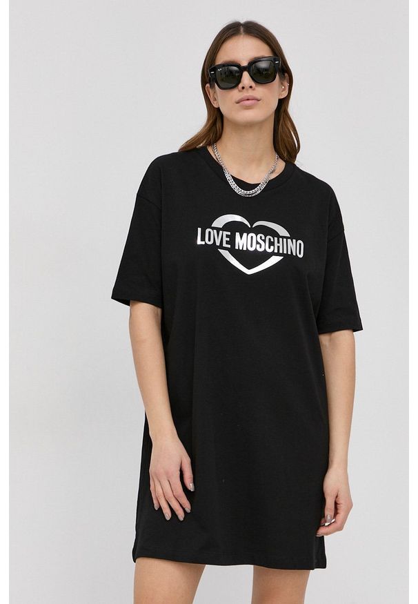Love Moschino Sukienka kolor czarny mini oversize. Kolor: czarny. Materiał: dzianina. Długość rękawa: krótki rękaw. Typ sukienki: oversize. Długość: mini