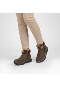 Botki damskie Rieker, na platformie i zapinane na zamek z ocieplanym futerkiem, brązowe, M6560-25. Okazja: na co dzień. Zapięcie: zamek. Kolor: brązowy. Materiał: futro, materiał. Sezon: zima. Obcas: na platformie. Styl: casual, elegancki, klasyczny #5