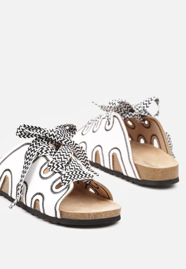 Renee - Białe Płaskie Klapki z Ozdobnym Sznurowaniem Christamae. Okazja: na spacer. Nosek buta: otwarty. Kolor: biały. Sezon: wiosna, lato