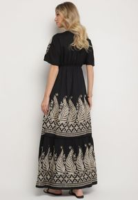 Born2be - Czarna Kopertowa Sukienka z Wiskozy Ozdobiona Frędzlami Redare. Okazja: na co dzień. Typ kołnierza: dekolt w serek. Kolor: czarny. Materiał: wiskoza. Wzór: aplikacja. Typ sukienki: kopertowe. Styl: casual, klasyczny, boho #4