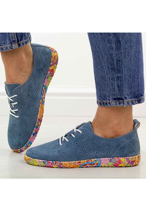 Niebieskie zamszowe skórzane półbuty damskie Sergio Leone Sp007. Okazja: na co dzień. Nosek buta: okrągły. Zapięcie: sznurówki. Kolor: niebieski. Szerokość cholewki: normalna. Wzór: aplikacja. Materiał: zamsz, skóra. Sezon: wiosna, jesień, lato. Styl: casual, klasyczny