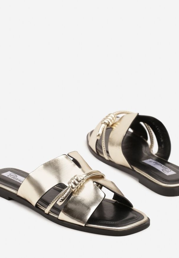 Born2be - Złote Klapki z Wycięciami i Wiązaniem Tesuila. Okazja: na co dzień, na spacer. Kolor: złoty. Materiał: jeans. Sezon: lato. Styl: elegancki, casual