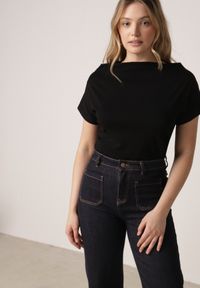 Born2be - Czarny Bawełniany T-shirt z Marszczeniem w Talii i Dekoltem w Łódkę Savorith. Okazja: na co dzień, na spotkanie biznesowe, do pracy. Kolor: czarny. Materiał: bawełna. Styl: casual, biznesowy, elegancki #4