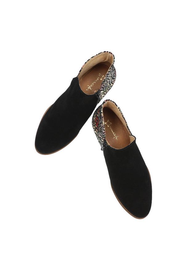 Czarne Botki Maciejka Eleganckie Obuwie Damskie. Okazja: na co dzień. Kolor: czarny. Materiał: zamsz, materiał. Wzór: aplikacja, kwiaty. Obcas: na obcasie. Styl: elegancki. Wysokość obcasa: niski