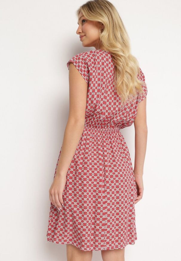 Born2be - Czerwona Rozkloszowana Sukienka z Gumką w Pasie i Krótkim Rękawem Solemia. Okazja: na co dzień. Kolor: czerwony. Długość rękawa: krótki rękaw. Typ sukienki: proste. Styl: casual