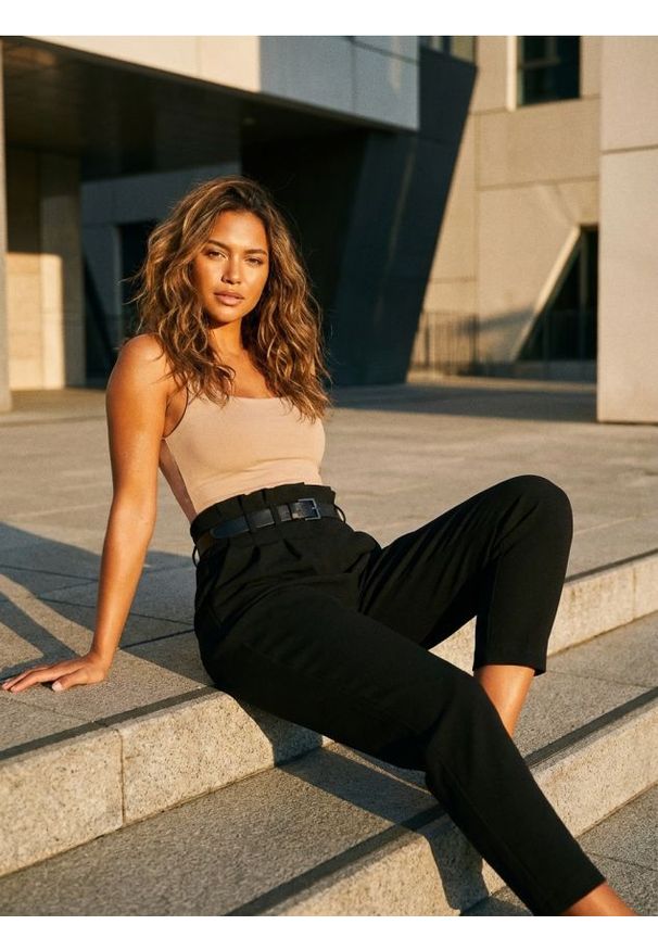 Sinsay - Eleganckie cygaretki paperbag z paskiem - czarny. Kolor: czarny. Styl: elegancki