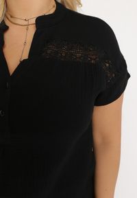 Born2be - Czarna Bawełniana Bluzka z Guzikami i Ozdobną Siateczką Doriale. Okazja: na co dzień. Kolor: czarny. Materiał: bawełna. Styl: klasyczny, casual #3
