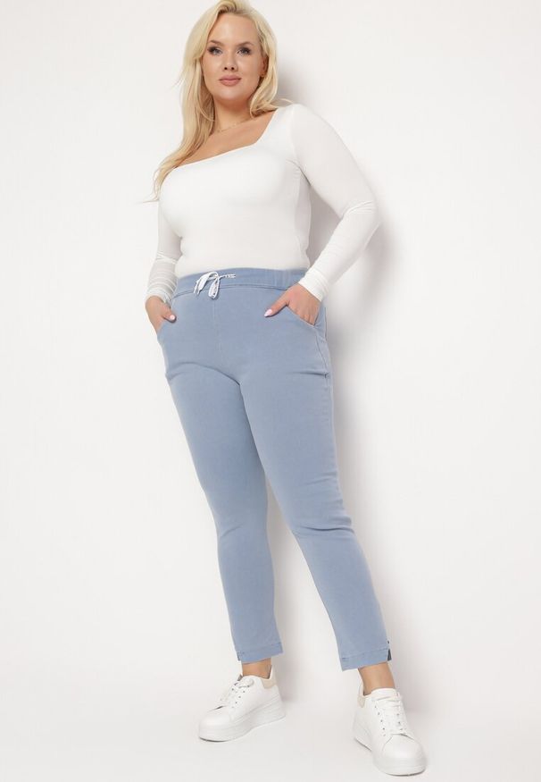Born2be - Jasnoniebieskie Spodnie z Gumką i Sznurkiem w Pasie z Prostymi Nogawkami Averlija. Okazja: na co dzień. Kolekcja: plus size. Kolor: niebieski. Materiał: dresówka. Wzór: napisy. Styl: casual